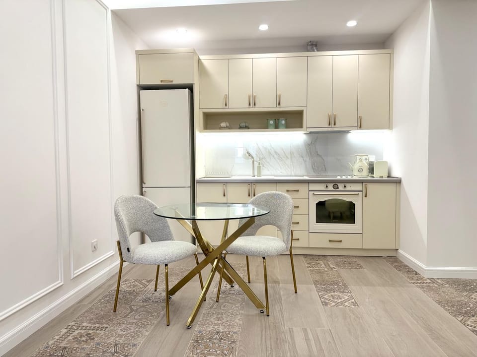 Kitchen or kitchenette, Dining area, oven, stove, toaster