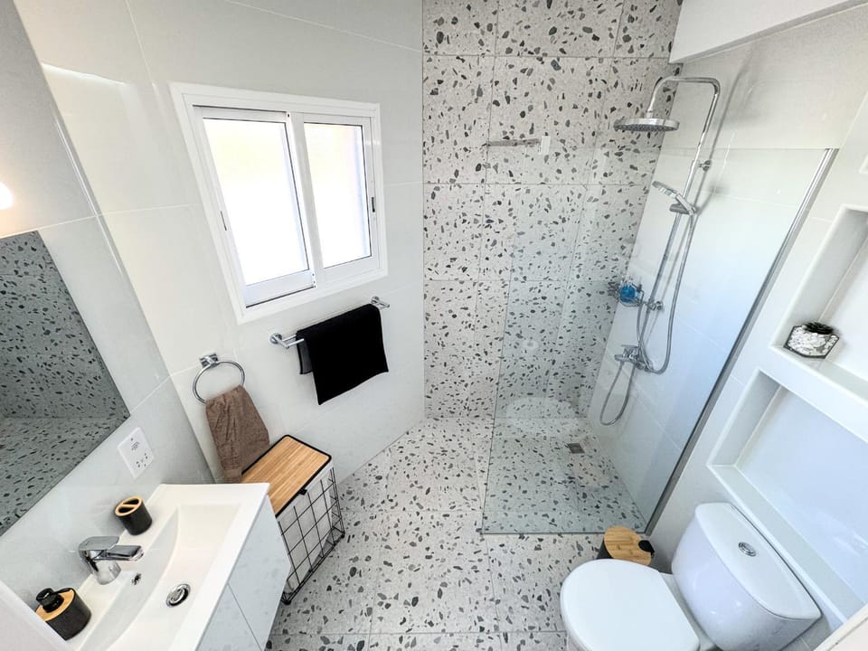 Lavi's Haven 2B, Paphos, Pool Apartment in Paphos