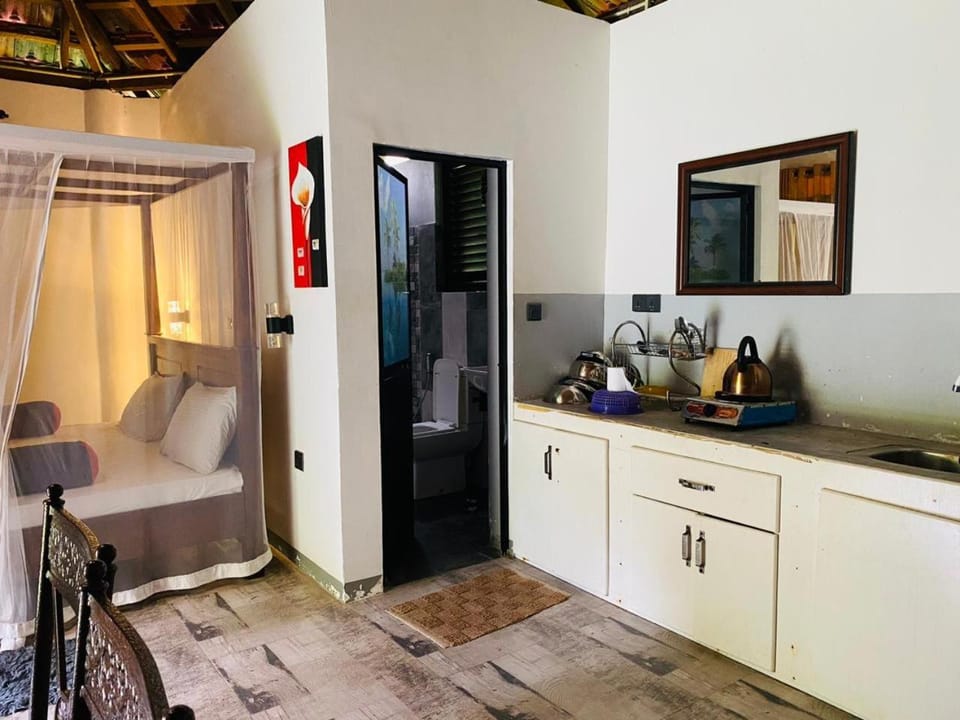 Bed, Kitchen or kitchenette, Bedroom
