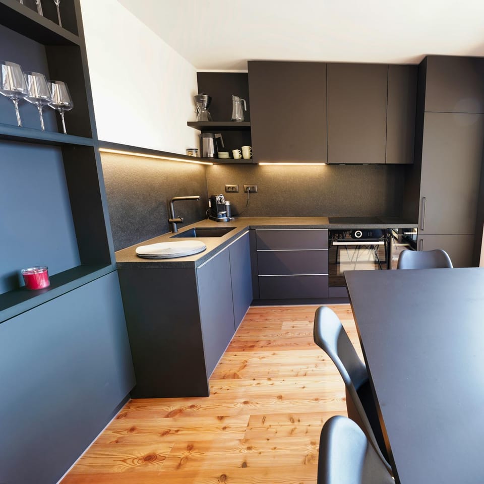 Coffee/tea facilities, Kitchen or kitchenette, Dining area, oven, kitchen