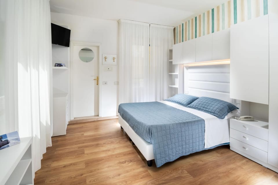Bed, Hot Tub, Solarium, TV and multimedia, Bedroom, Breakfast, wardrobe