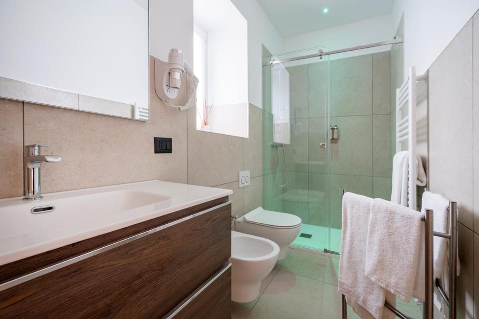 Shower, Toilet, Bathroom, bidet, towels