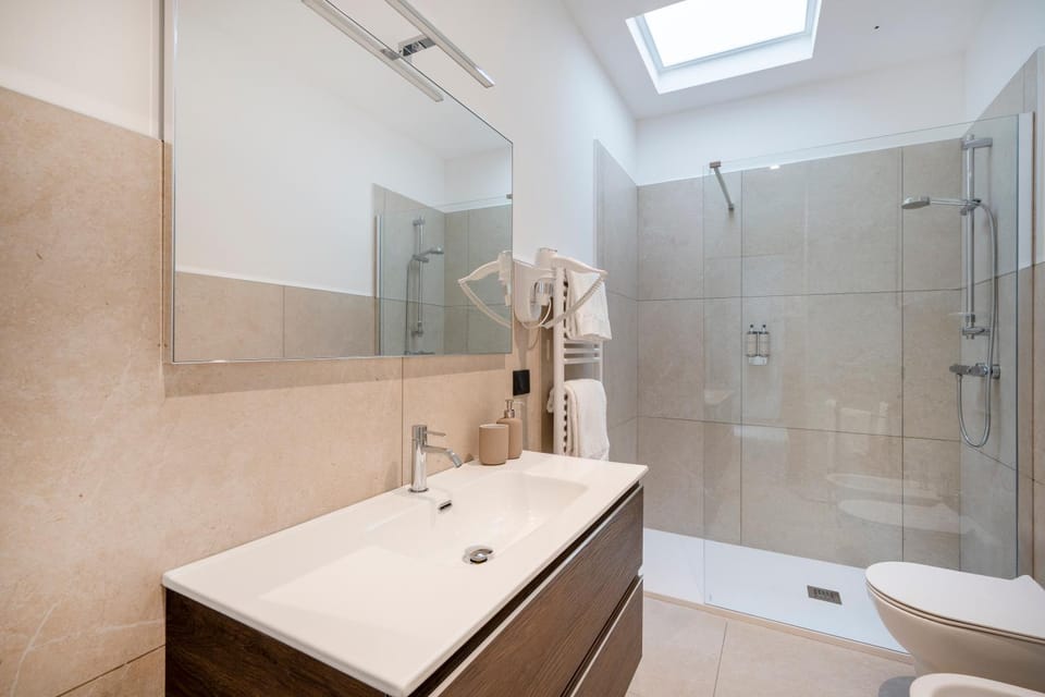 Shower, Toilet, Bathroom, towels