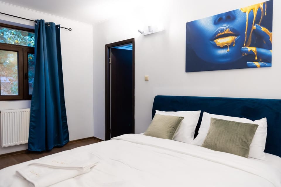Bed, TV and multimedia, Bedroom