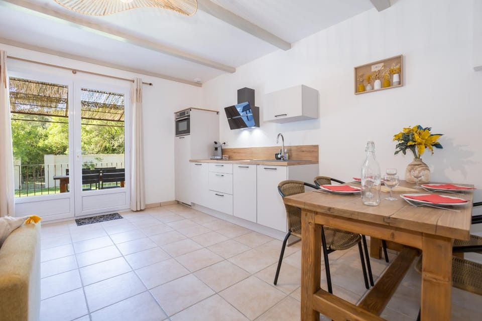 Property building, Kitchen or kitchenette, Living room