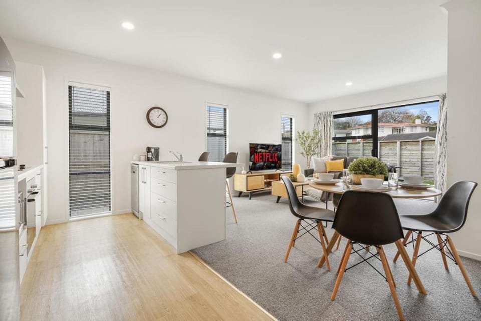 Kitchen or kitchenette, Living room, Seating area, Dining area