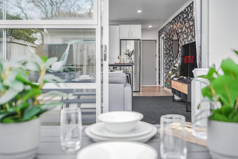 Central 2brm Retreat, Modern, Close to Shopping - By KOSH BNB House in Hamilton