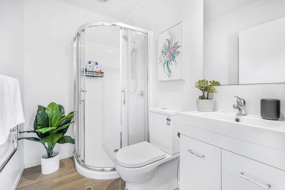 Shower, Toilet, Bathroom, towels