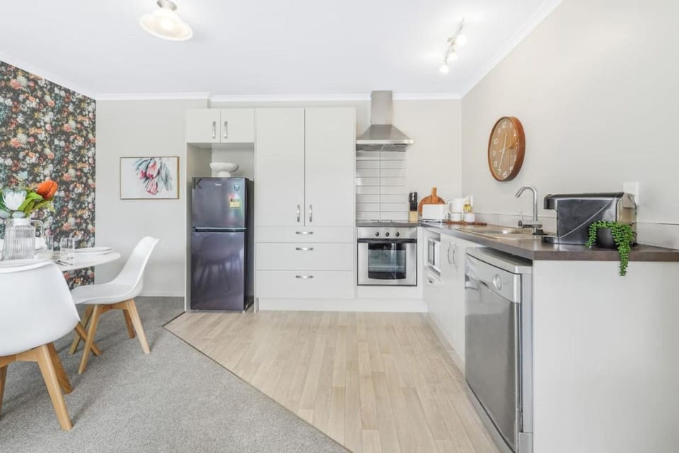 Coffee/tea facilities, Dining area, dishwasher, oven, stove, toaster