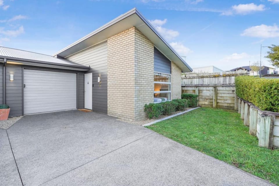 Stylish with an Outdoor TV - By KOSH BNB House in Hamilton