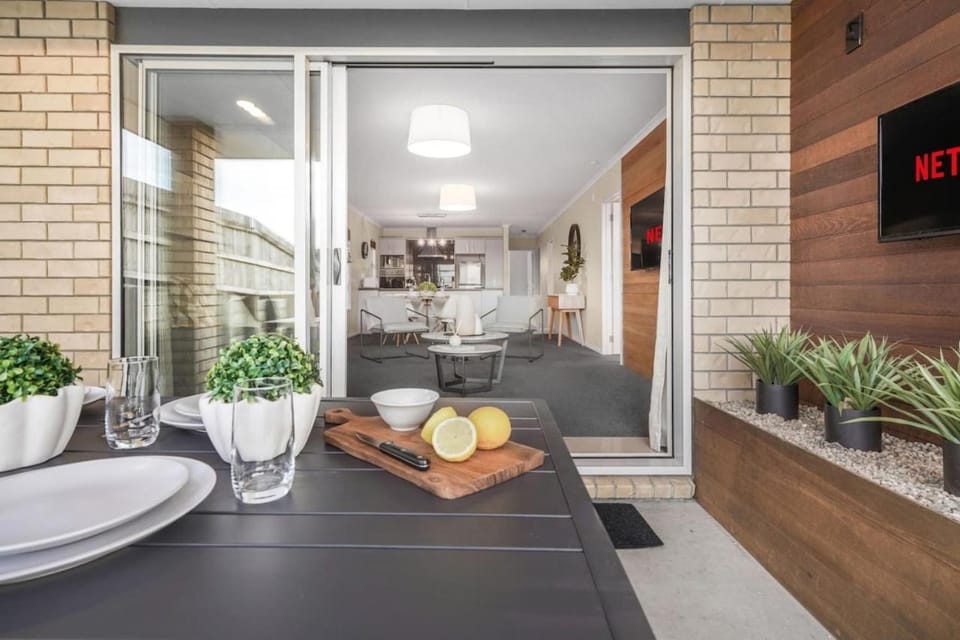 Stylish with an Outdoor TV - By KOSH BNB House in Hamilton