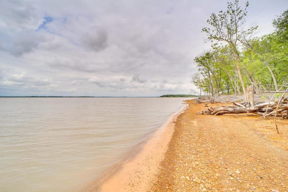 Grandview Spacious and Updated Beds for 10 House in Eufaula