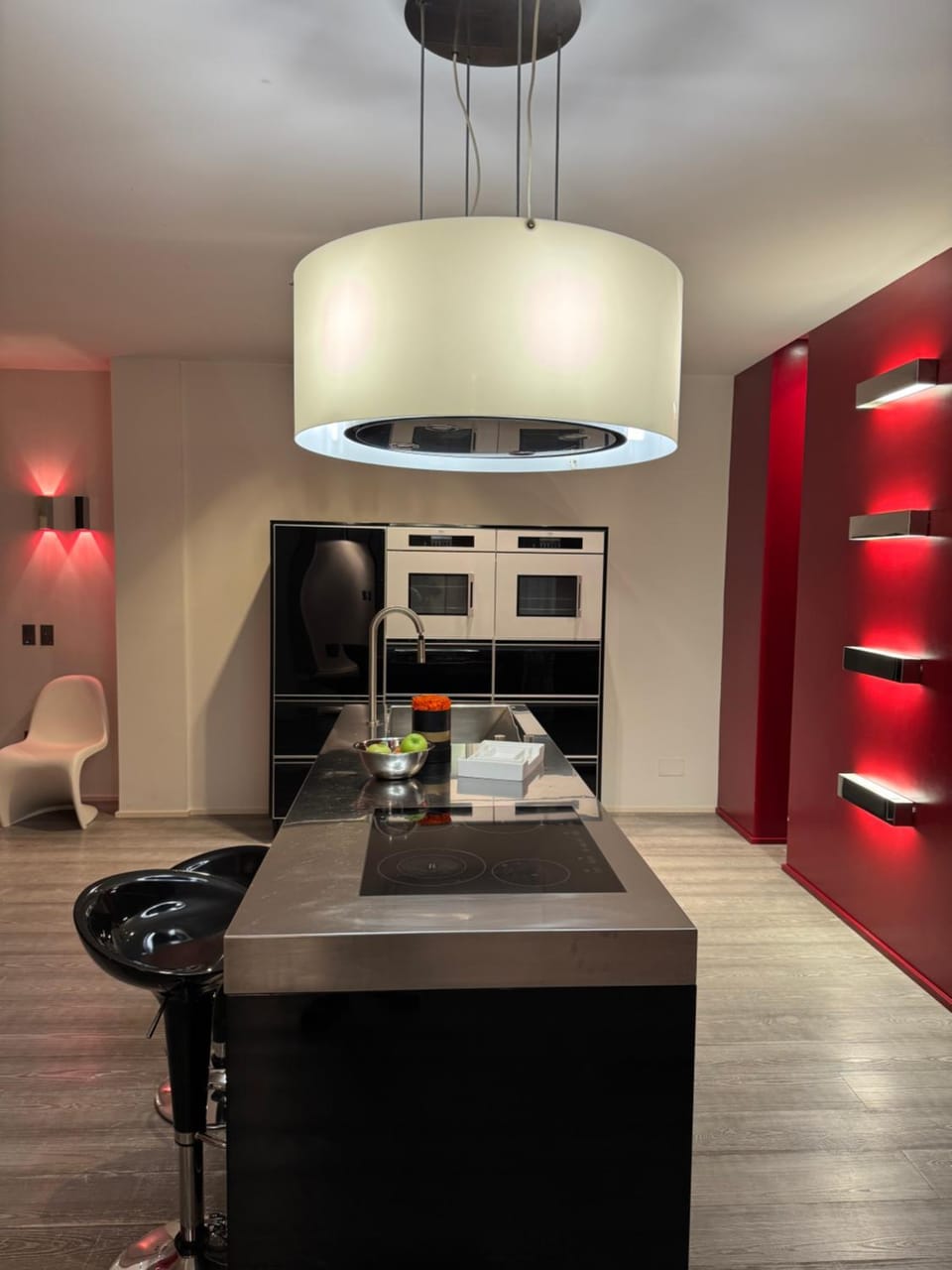 Kitchen or kitchenette, minibar, stove