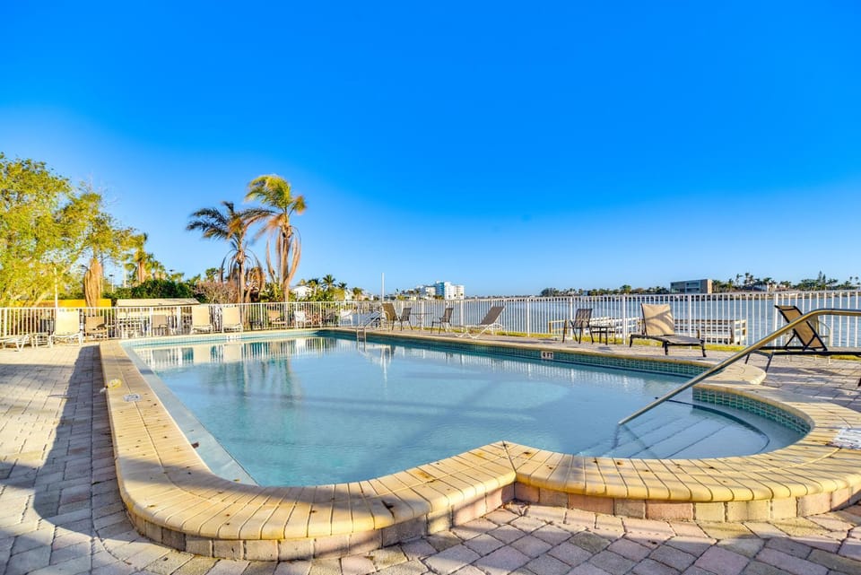 Short Walk to Bay & Ocean: Treasure Island Condo House in Treasure Island