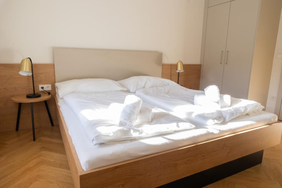 Bed, Photo of the whole room, Bedroom, towels