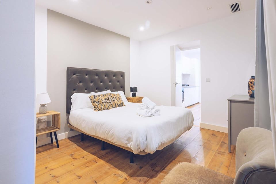 Stunning 2-BR Apartment in The Nook with Lift Access and Prime Central Location Apartment in Gibraltar