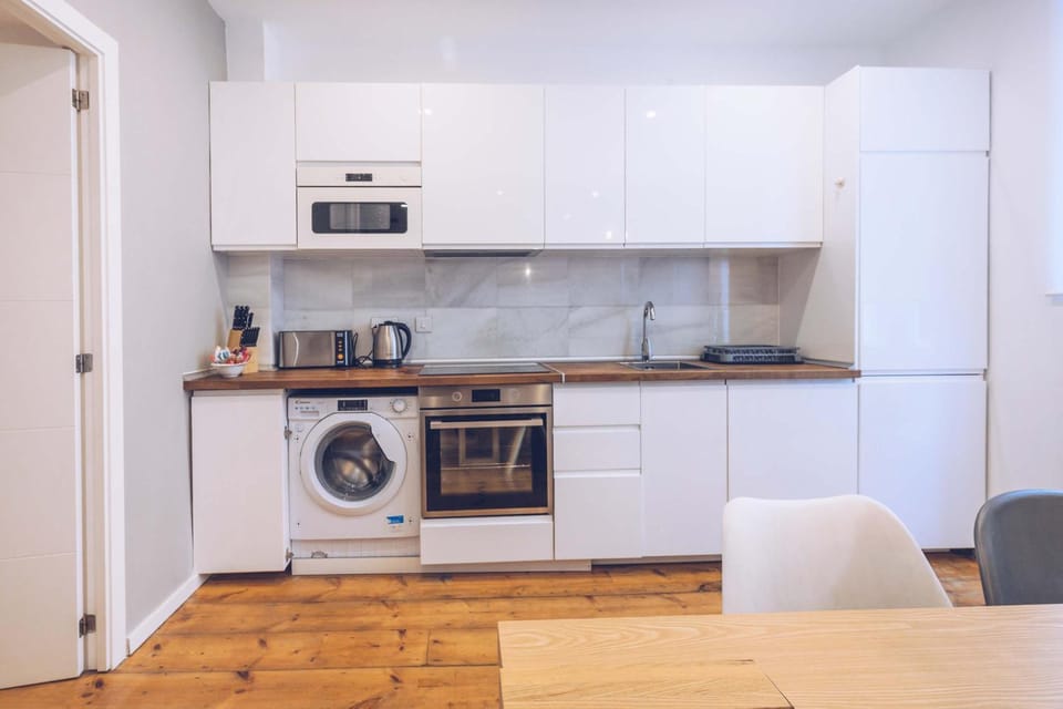 Stunning 2-BR Apartment in The Nook with Lift Access and Prime Central Location Apartment in Gibraltar
