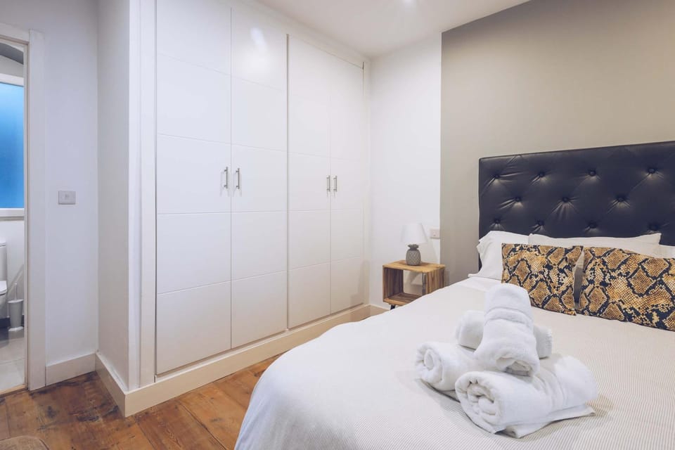 Stunning 2-BR Apartment in The Nook with Lift Access and Prime Central Location Apartment in Gibraltar