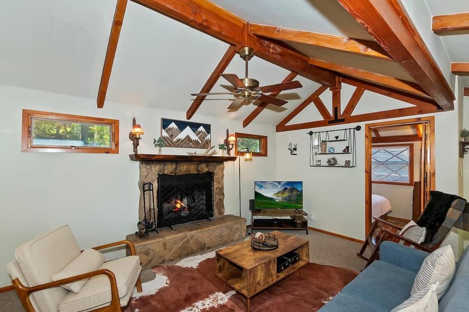 Forest Cottage With Hot Tub House in Big Bear