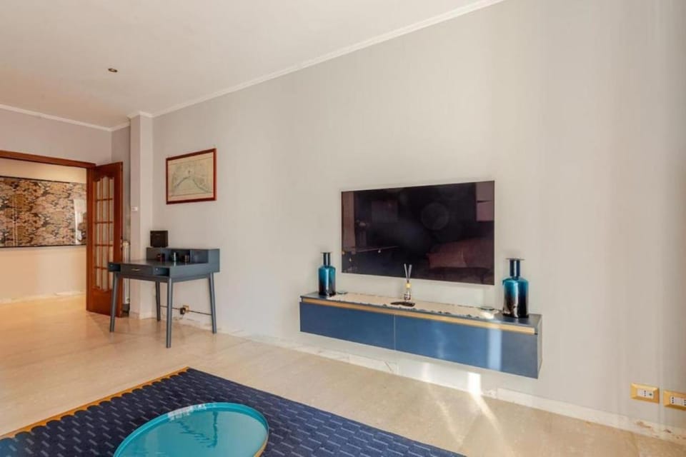 Communal lounge/ TV room, TV and multimedia, Living room, Seating area, Evening entertainment