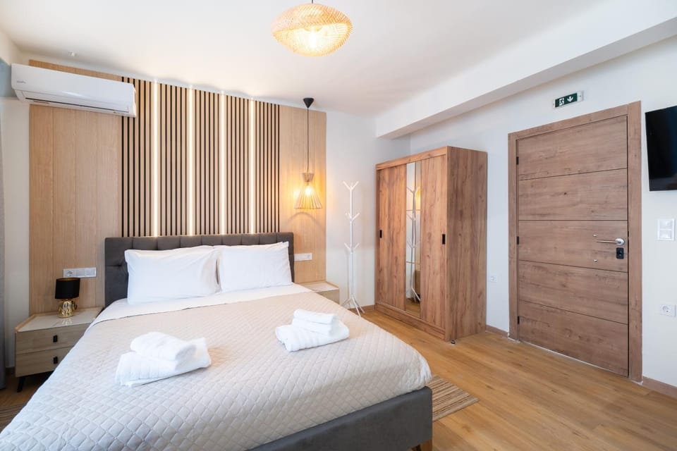 Bed, TV and multimedia, Photo of the whole room, Bedroom, towels, wardrobe, air conditioner