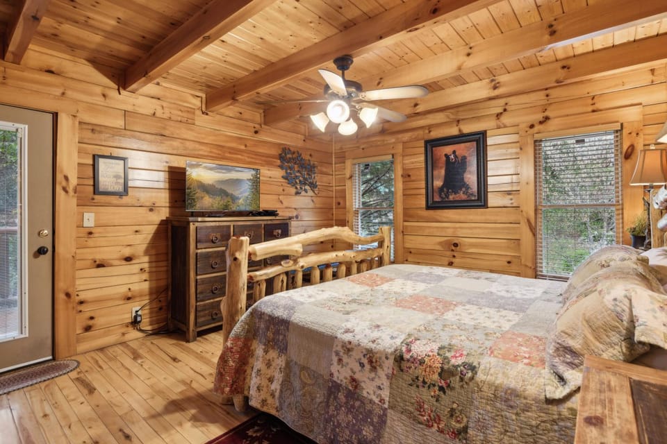 Campfire Dreams, where cozy moments and mountain memories await! House in Pigeon Forge
