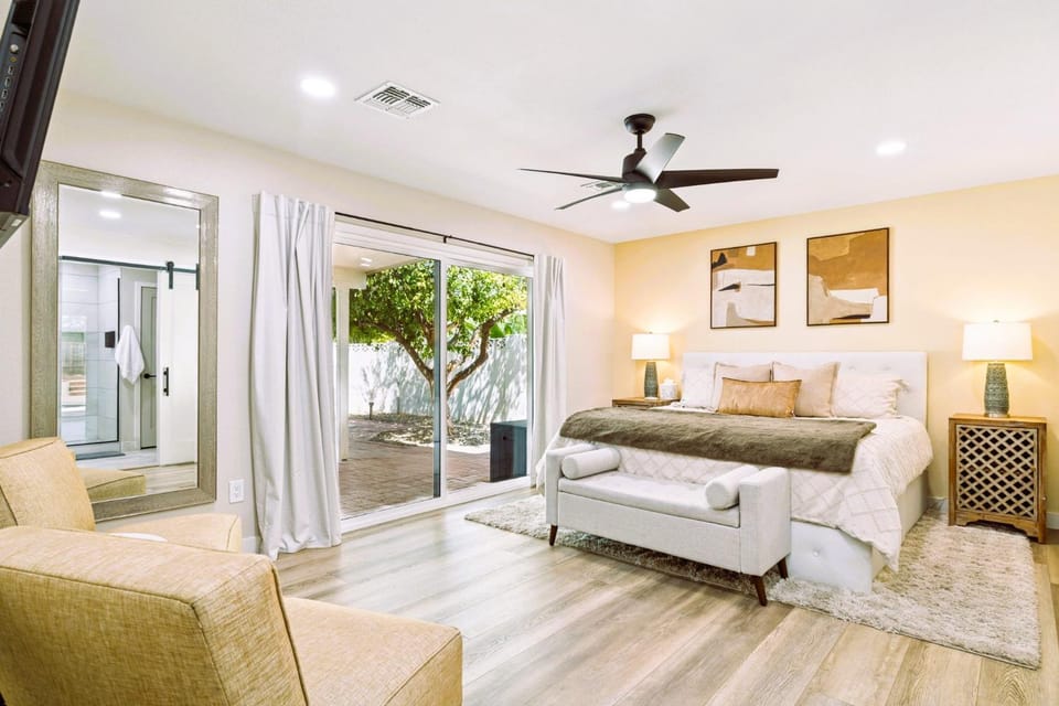 Bed, Seating area, Bedroom