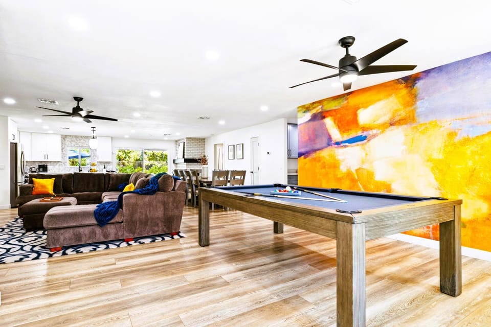 Game Room, Living room, Dining area