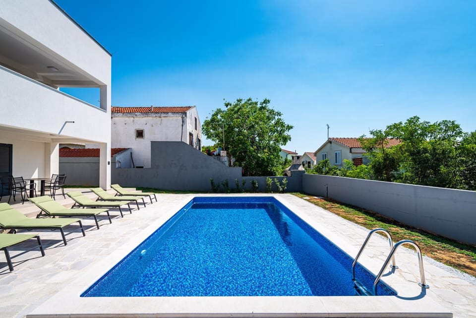 Property building, Patio, Day, Pool view, Swimming pool, sunbed