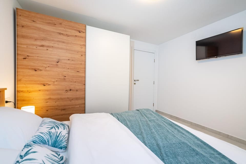 Bed, TV and multimedia, Photo of the whole room, Bedroom, wardrobe