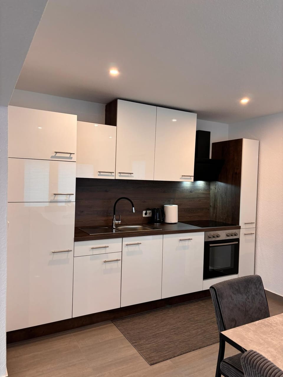 Kitchen or kitchenette, dishwasher, minibar, oven, stove
