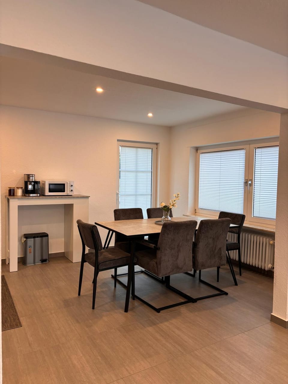 Kitchen or kitchenette, Seating area, Dining area