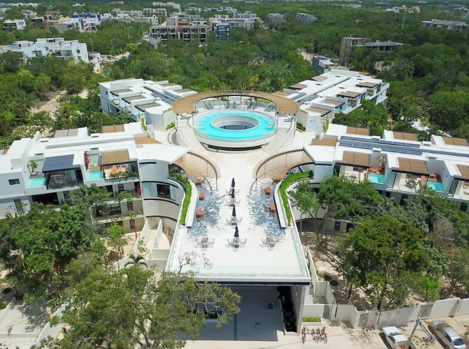 Neighbourhood, Pool view, Location