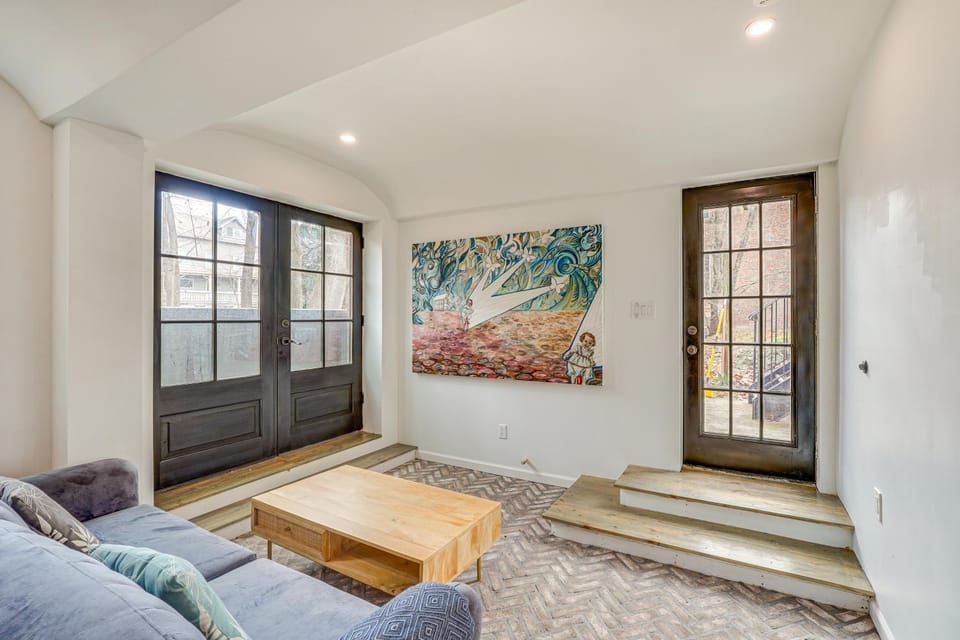 Walk to Waterfront: Chic Hudson Valley Garden Apt Apartment in Port Ewen