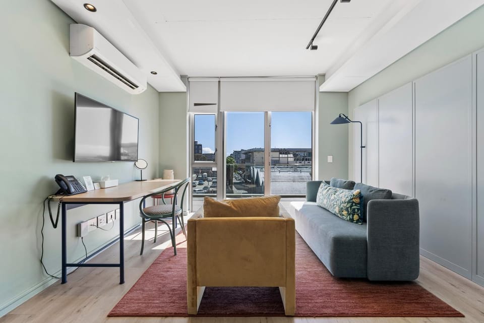 Communal lounge/ TV room, Bed, Natural landscape, TV and multimedia, View (from property/room), Balcony/Terrace, Living room, Photo of the whole room, Seating area, Dining area, Evening entertainment, Bedroom, air conditioner