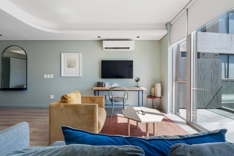 Communal lounge/ TV room, TV and multimedia, Living room, Seating area, Evening entertainment, air conditioner
