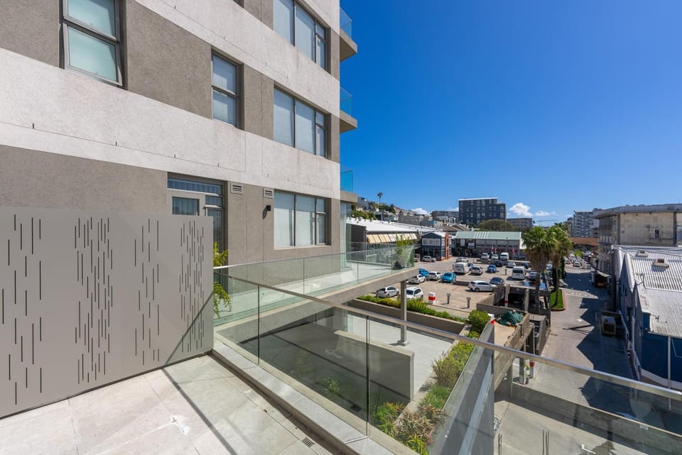 Property building, Day, City view, Location, Parking