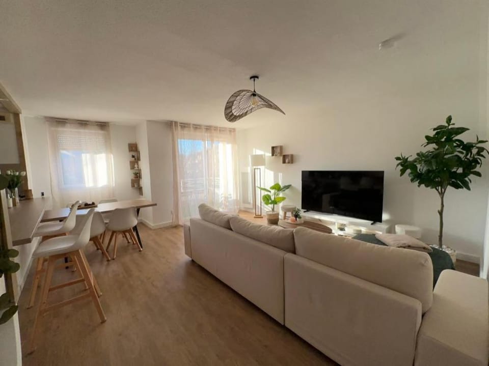 Appt entier 85m2 avec 2 chambres dont 1 suite parentale 1 bureau 1 canapé lit piscine Apartment in Occitanie