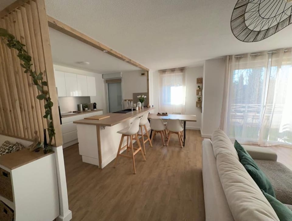 Appt entier 85m2 avec 2 chambres dont 1 suite parentale 1 bureau 1 canapé lit piscine Apartment in Occitanie