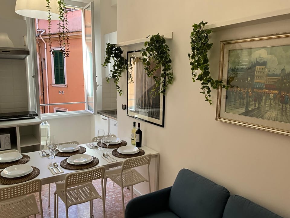 Kitchen or kitchenette, Seating area, Dining area, Alcoholic drinks, microwave, stove, kitchen