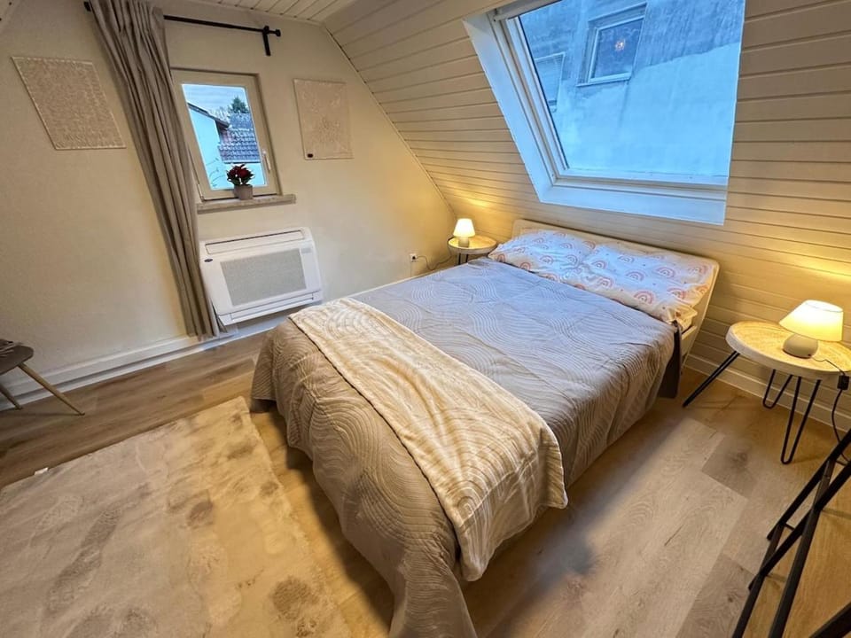 Bequemes Fachwerkhaus für 10 Personen mit Innenhof und Wallbox House in Frankfurt