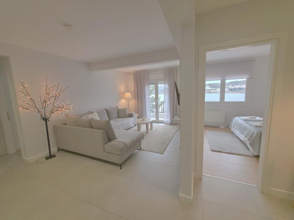 Bed, Living room, Photo of the whole room, Seating area, Bedroom