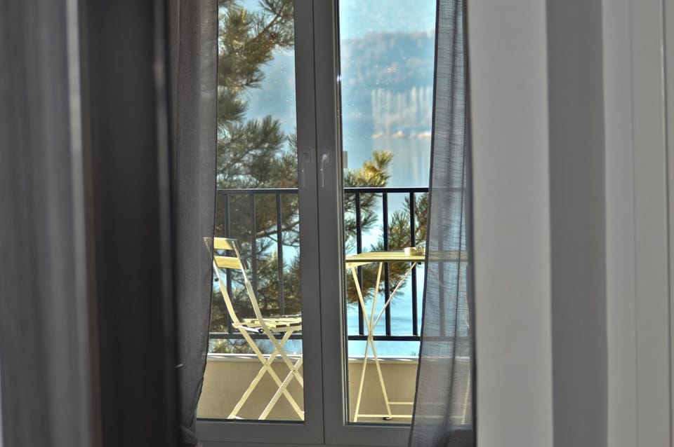 Day, Natural landscape, View (from property/room), Balcony/Terrace, Lake view, Lake view, Mountain view
