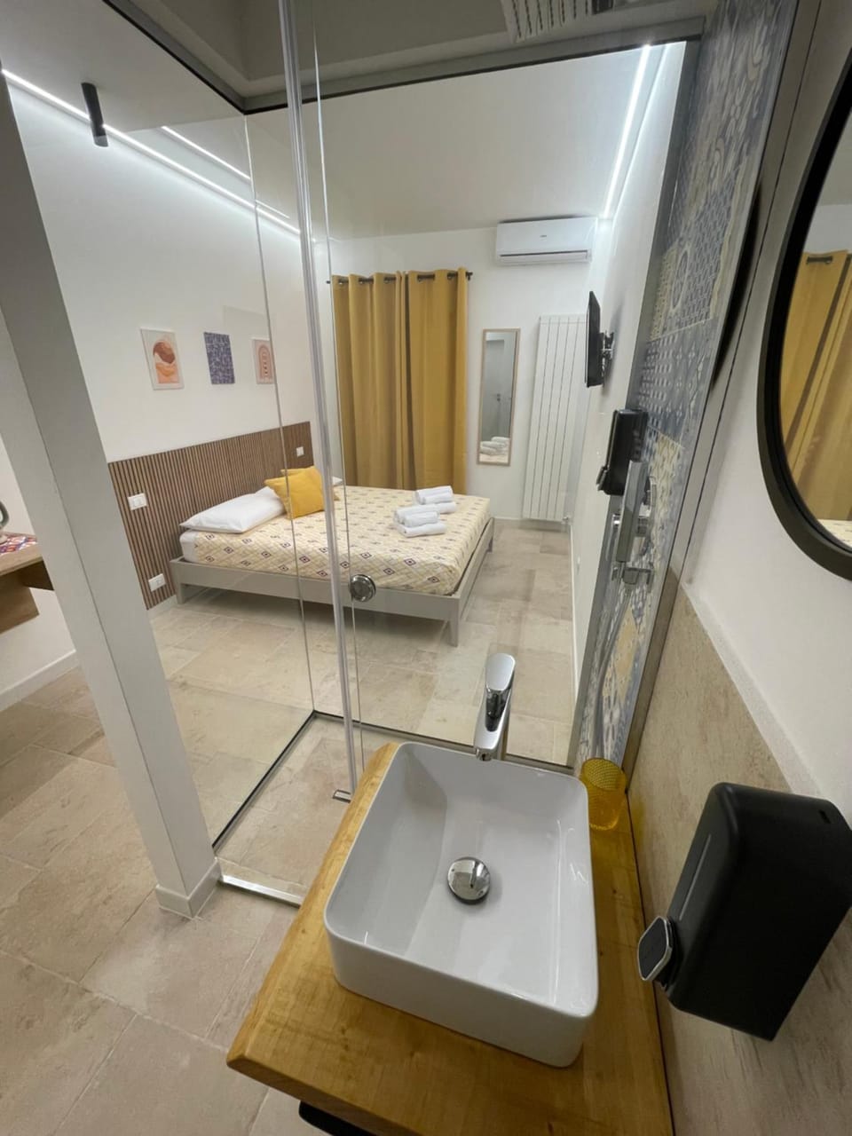 Shower, Bed, Bathroom, Photo of the whole room, Bedroom, towels