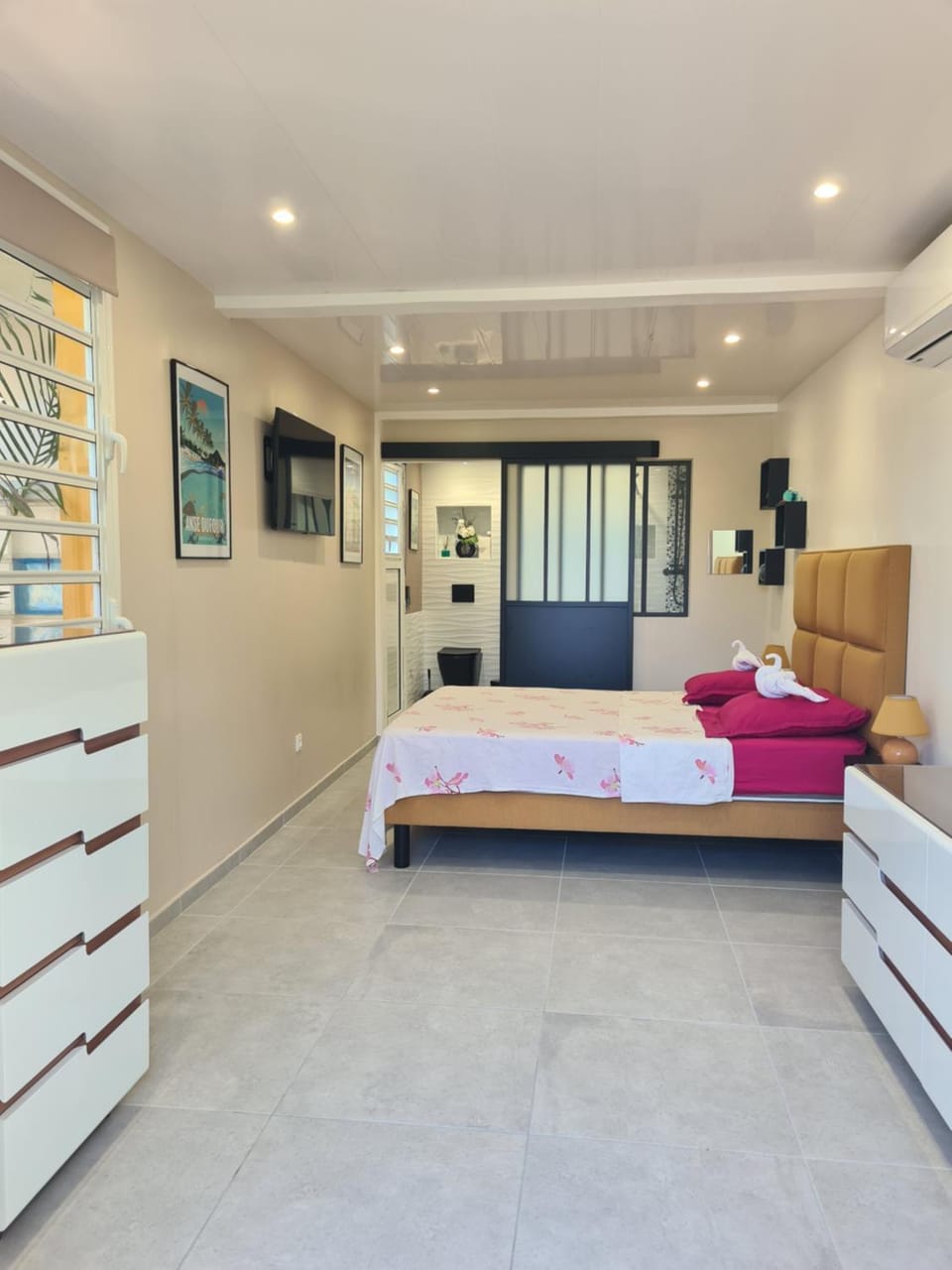 Photo of the whole room, Bedroom