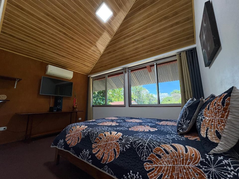 Bed, TV and multimedia, Photo of the whole room, Evening entertainment, Bedroom