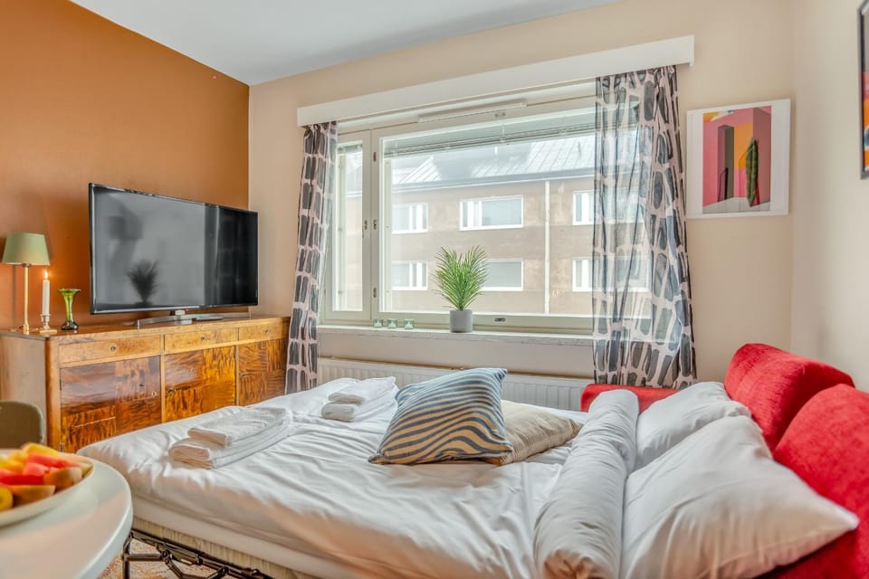 Vibrant and Central w Netflix, WiFi, 200m tram and bus Apartment in Helsinki