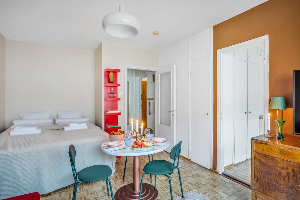 Vibrant and Central w Netflix, WiFi, 200m tram and bus Apartment in Helsinki