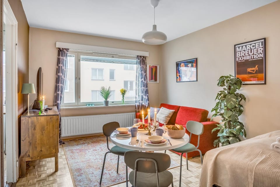Vibrant and Central w Netflix, WiFi, 200m tram and bus Apartment in Helsinki