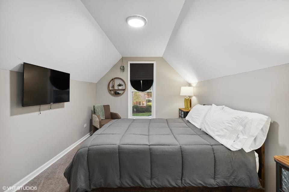 Bed, TV and multimedia, Photo of the whole room, Bedroom